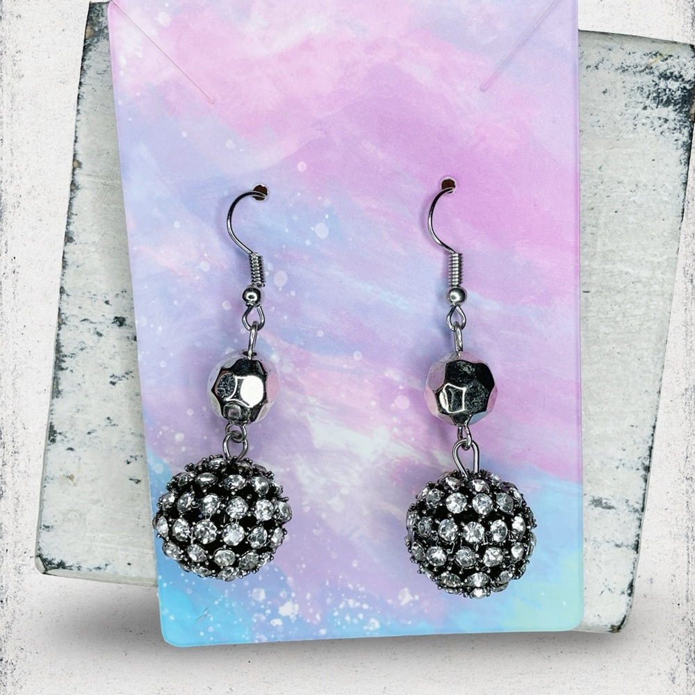 4482u. Silver Crystal Drop Earrings